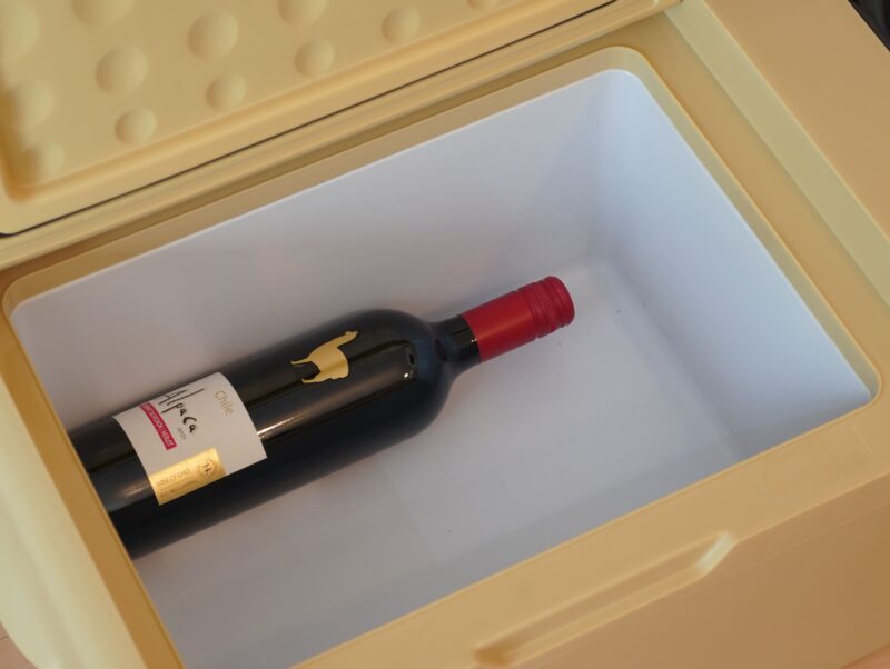 EVOKEポータブル冷蔵庫に常温ワイン
